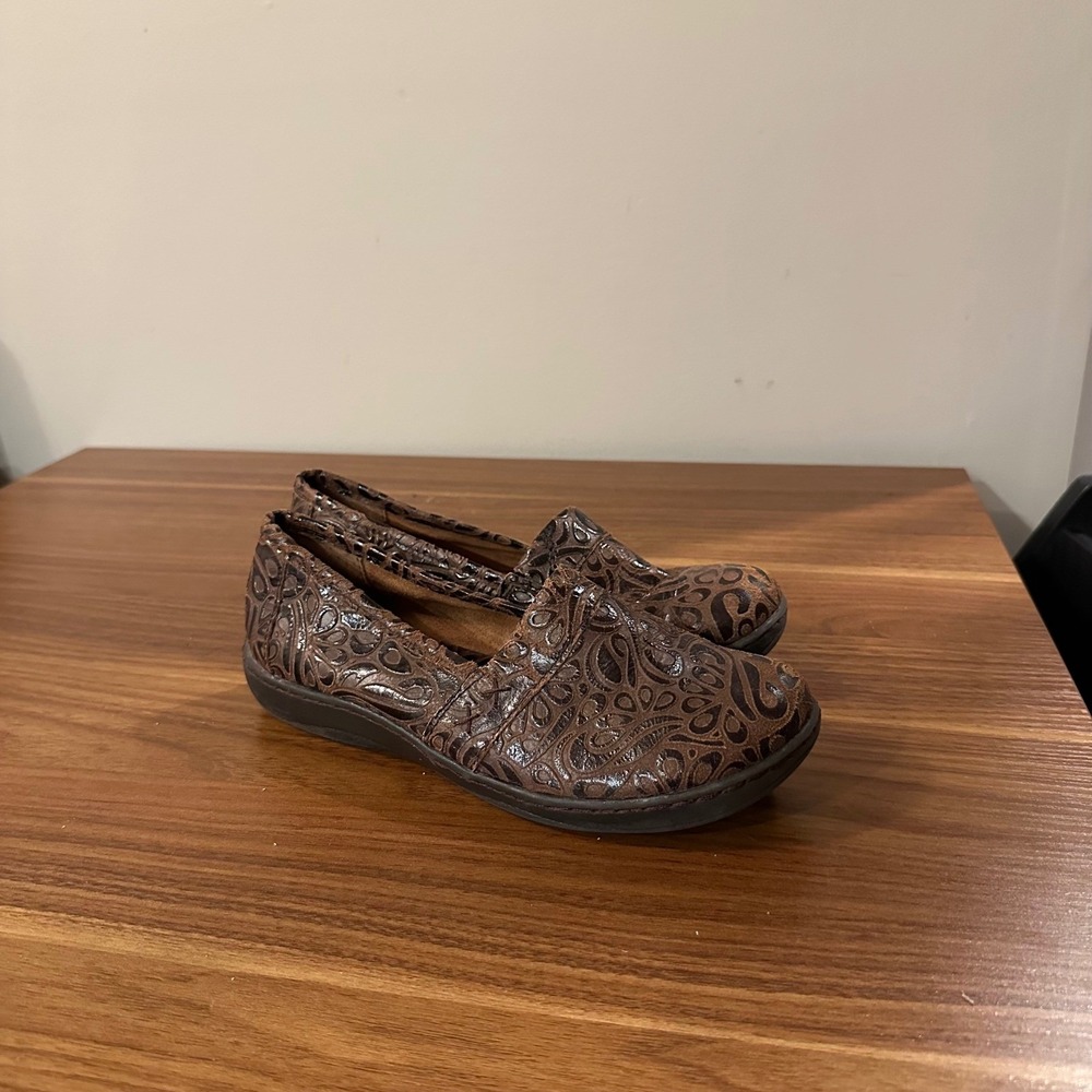 BOC Born Concept Womens Brown Embossed Paisley Leather Loafers C95223 Size 7M